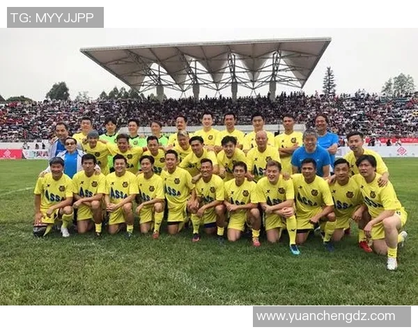 老足球明星携手品牌重返赛场展现魅力与风采的广告大片